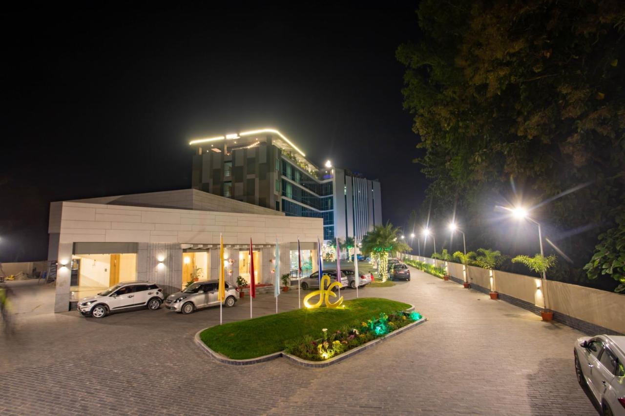 Hotel Siraichuli Chitwan Ngoại thất bức ảnh